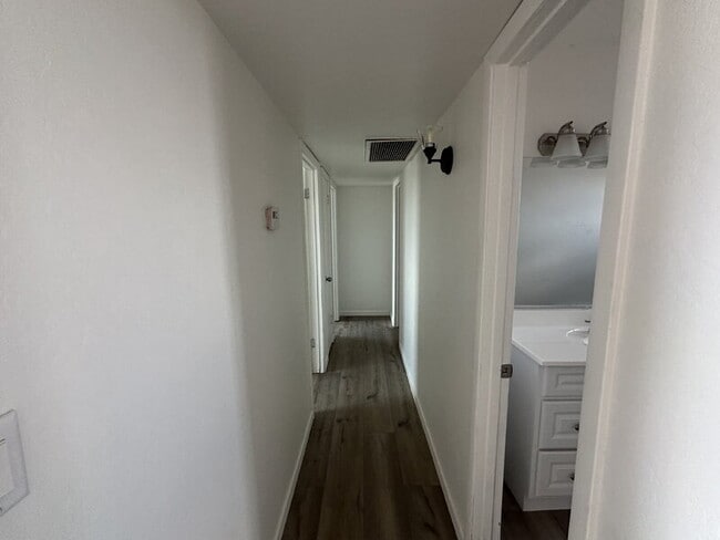 Building Photo - 5431 N Lakeshore Dr