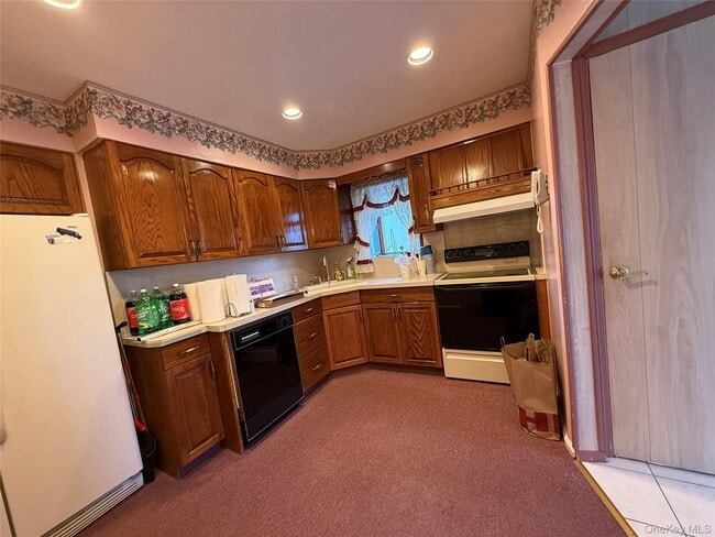 Building Photo - 32 Liszt St