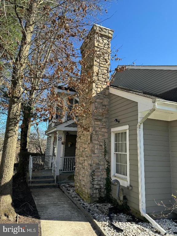 Building Photo - 18 E Countryside Dr