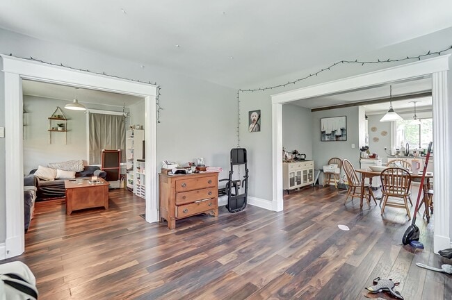 Building Photo - Charming 3-bedroom, 1.5-bathroom
