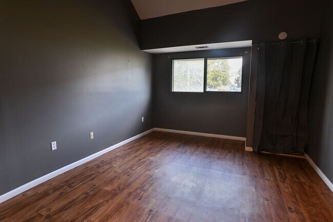 Building Photo - 1073 Lancaster Blvd
