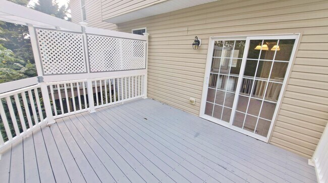 Building Photo - 3 Bed / 2-1/2 Bath Single Family Townhome ...