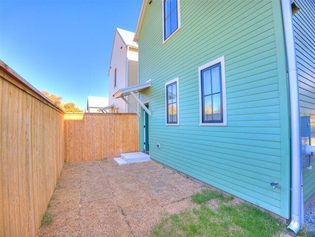 Building Photo - 1078 Hangar Dr