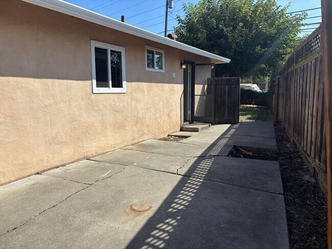 Building Photo - PET FRIENDLY 3 BED/1 BATH in Palo Alto Ava...