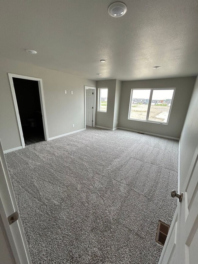 Building Photo - Exquisite 3-Bedroom Home with Modern Elegance and a Great Location!!