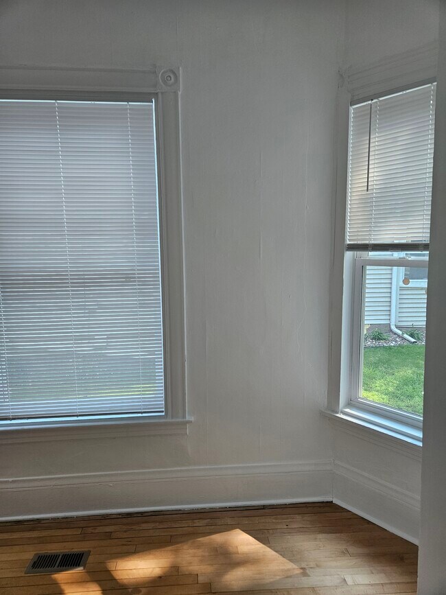 Building Photo - 1331 6th St NE