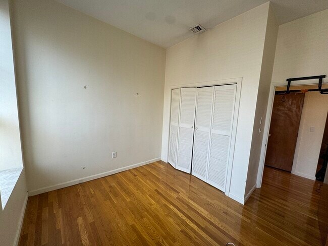 Building Photo - 176 W Springfield St