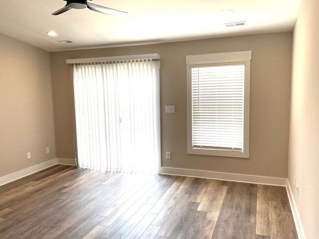 Building Photo - Court Square Town Home Duplex Apartment with Attached Garage