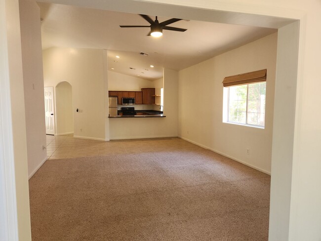 Building Photo - Amazing 2 bed + den / 2 baths in Stone Creek