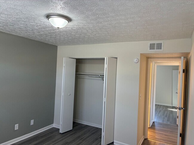 Building Photo - Elmwood Apartments- 1 and 2 Bedrooms w/ WD Hook Ups!