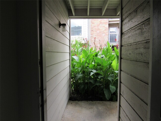 Building Photo - 17331 Red Oak Dr