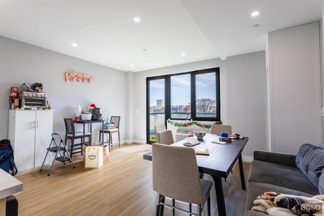 Building Photo - 3 bedroom in Queens NY 11102