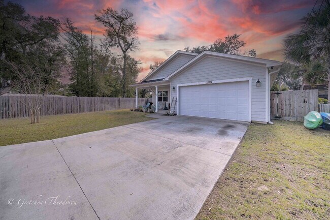 Building Photo - "Charming 3-Bedroom Oasis with 2 Baths and...