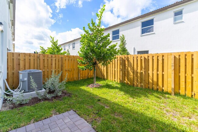 Building Photo - 2665 SE 28th St