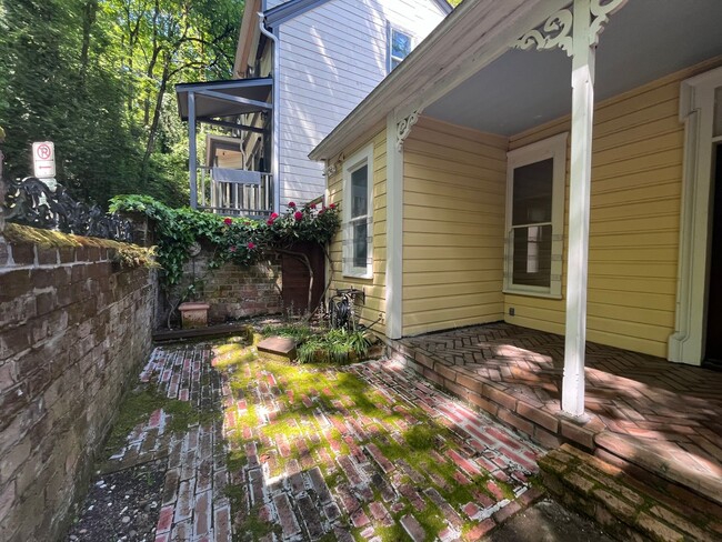 Building Photo - Charming 3 Bed 3.5 Bath home in Southwest ...