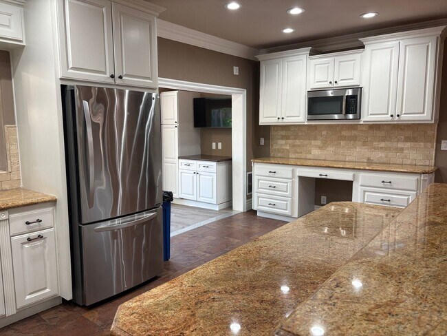Building Photo - Spectacular-Remodeled 4-Bedroom Home with Pool, Spa, + 600 sqft Bonus Space in lovely Sylmar neig...
