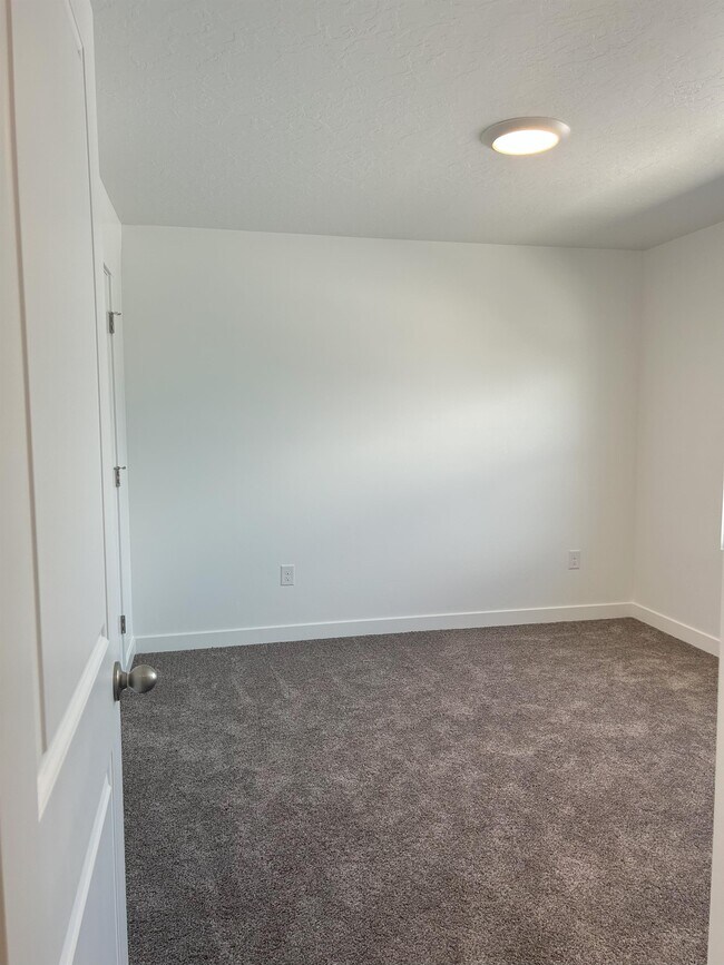 Building Photo - 613 N Pear Dr