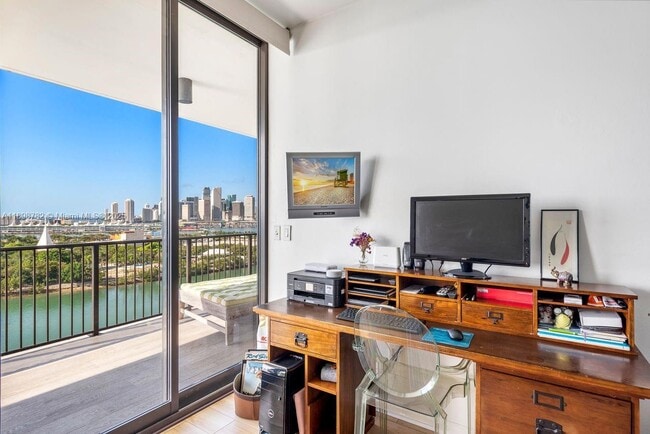 Building Photo - 1000 Venetian Way