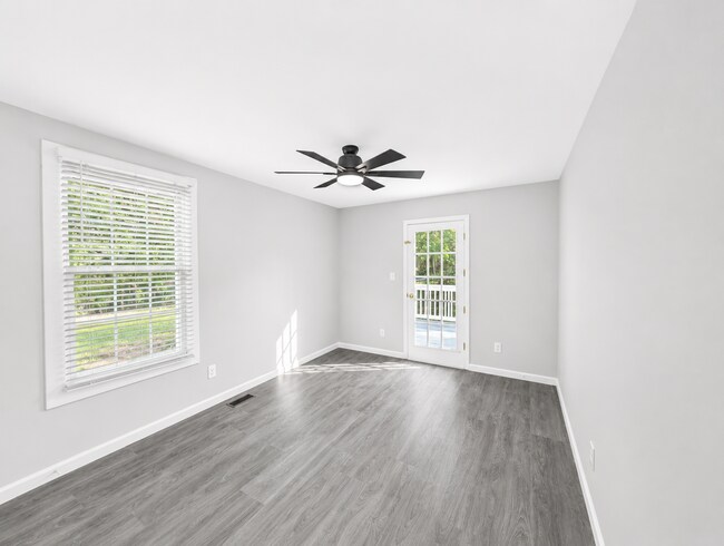 Building Photo - Renovated Candler Rental!
