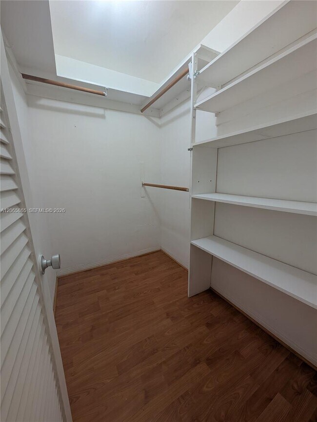 Building Photo - 900 Tallwood Ave