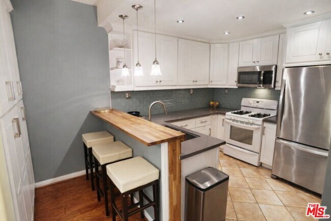 Building Photo - 11110 Camarillo St