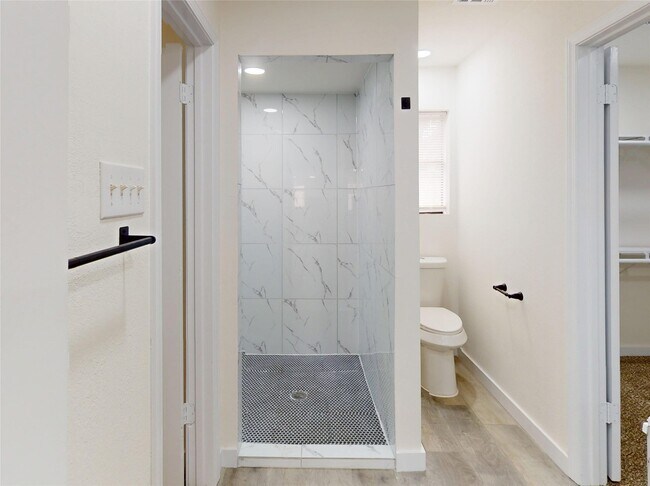 Building Photo - 2218 Poplar Park Dr