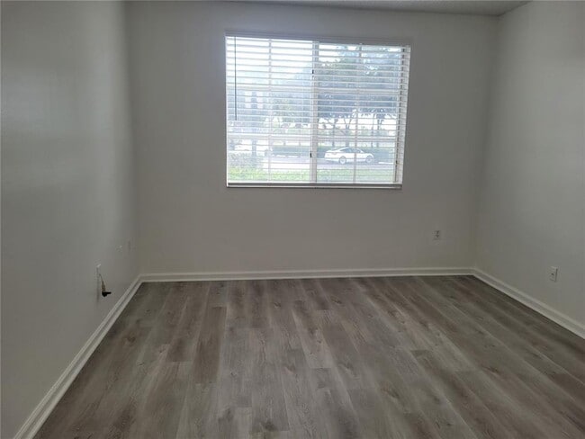 Building Photo - 7910 N Nob Hill Rd