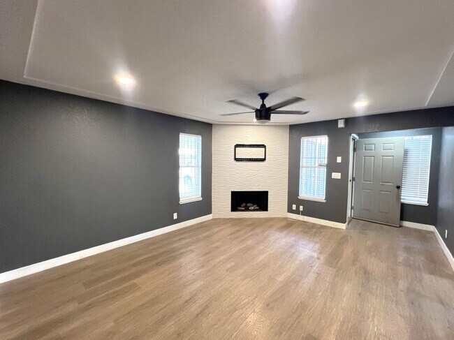 Building Photo - Recently remodeled 2-bed, 2-bath unit for rent in North Las Vegas!