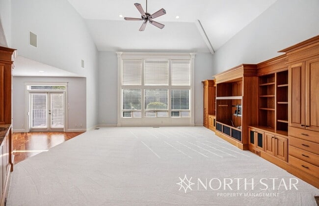 Building Photo - Stunning Bull Mountain Estate