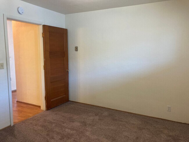 Building Photo - (WLO 13) Cozy 2 Bedroom, 1 Bath Just a Sto...