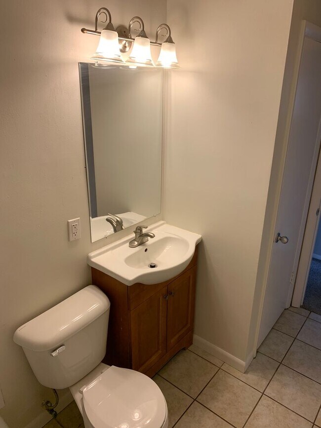 Building Photo - Spacious 3 bd 1.5 bth Raised Ranch Duplex
