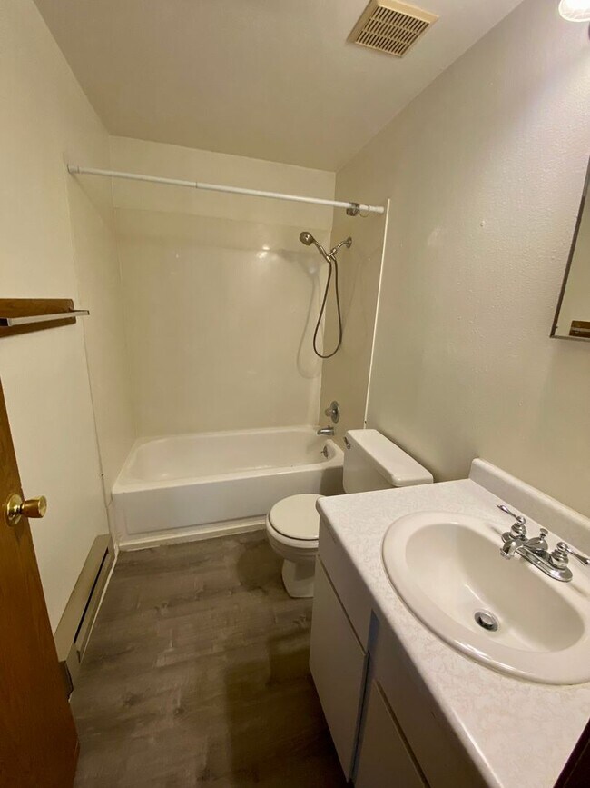 Building Photo - Hard to find 1 bdrm, 1 bath w/ garage!  1.7 miles from Sky Lakes Medical Center and Oregon Tech!