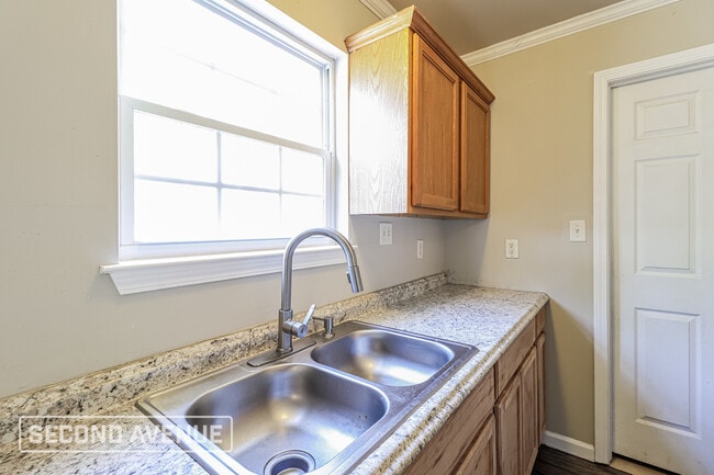 Building Photo - 203 Glenn Oak Dr