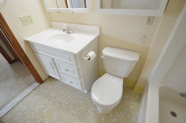 Building Photo - Holden Condo: 1 Bed 1 Bath