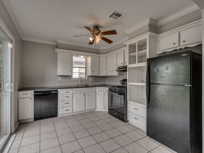 Building Photo - Charming Home in OKC + 4 bedrooms