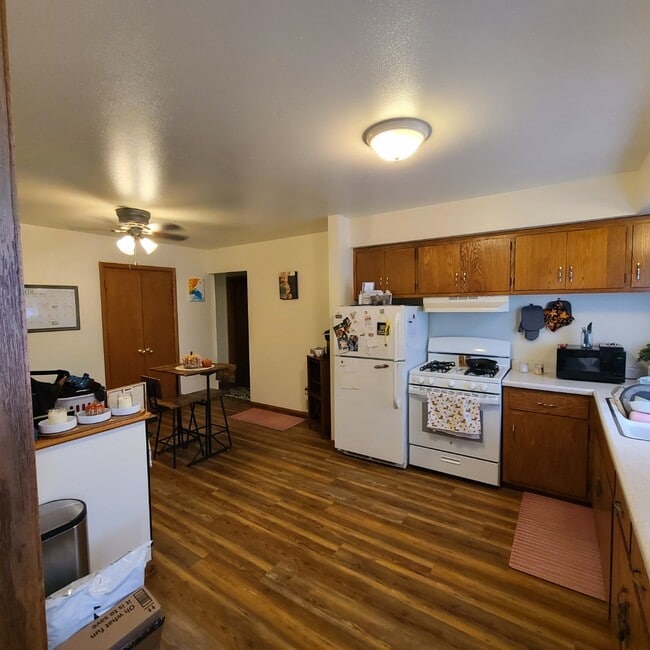 Kitchen - 628 E Monroe Ave