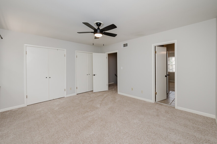 Master bedroom - 2645 Southbury Cir