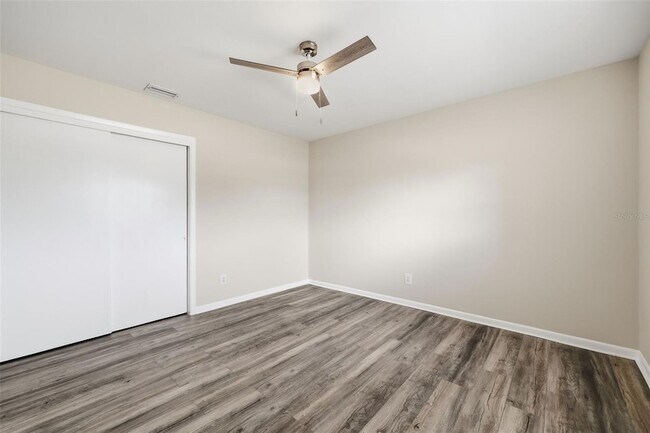 Building Photo - 2327 W Knollwood Pl