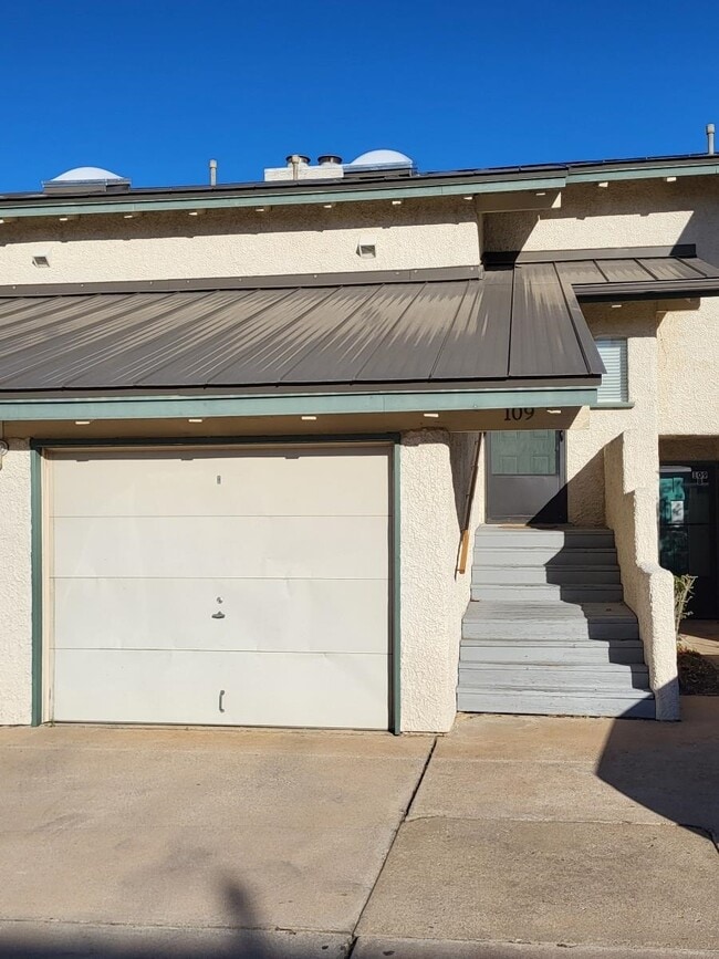 Building Photo - 207 Hi Cir N