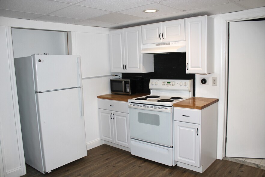 Kitchen - 53 Andover Dr