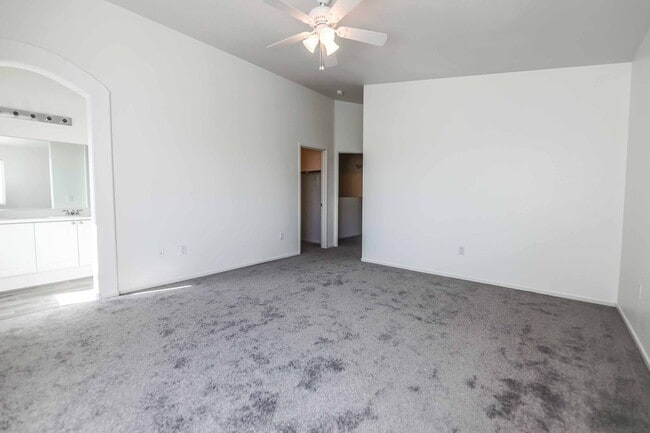 Building Photo - Modern Mountain’s Edge Townhouse with Community Amenities!