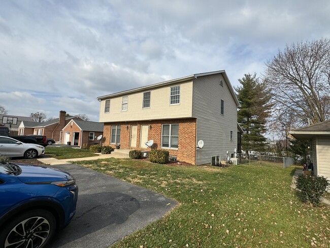 Side view-- nice neighborhood - 1048 Dual Pl