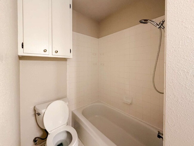 Building Photo - 3-Bedroom Home with 2 Full Baths in Crowley!