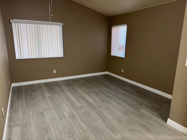 Building Photo - 2 Bedroom FAST MOVE IN!