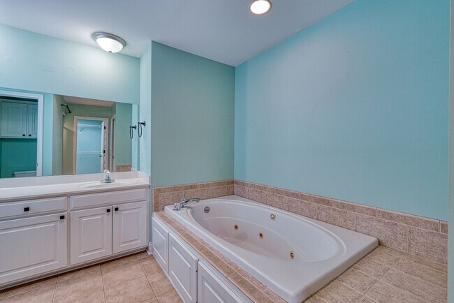 Building Photo - 210 Rivermill Ct