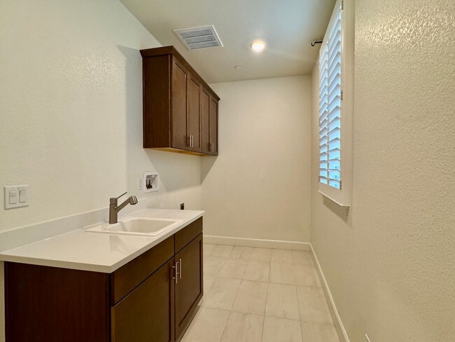 Building Photo - 3 YEARS NEW, BUILT BY LENNAR HOMES, 4 BED, 3 BATH, 2 CAR GARAGE