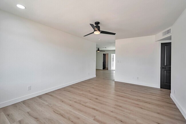 Building Photo - 906 W Colgate Dr