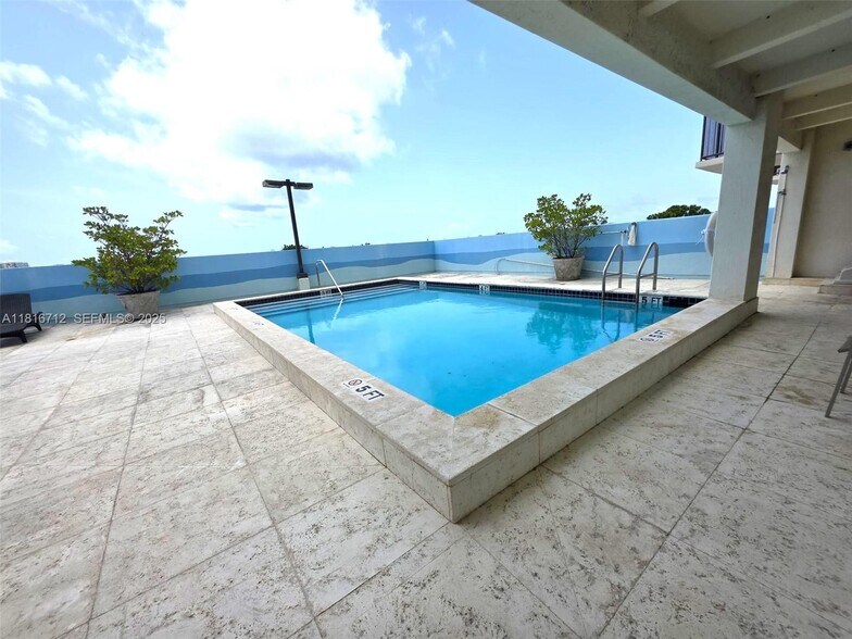 Building Photo - 2701 SW 3rd Ave