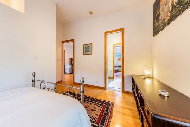 Building Photo - Gorgeous Fully Furnished Home in Brentwood...