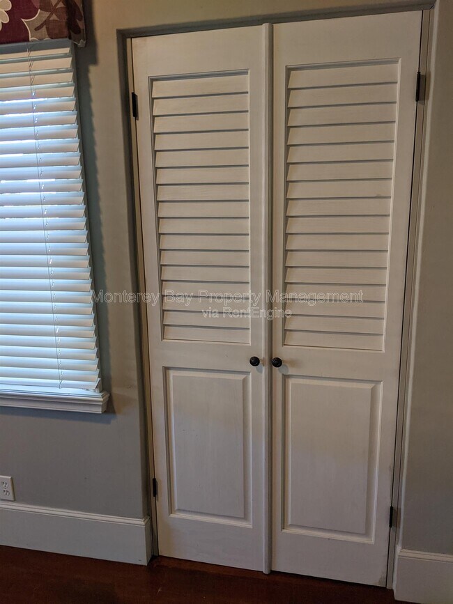 Building Photo - 515 Dickman Ave